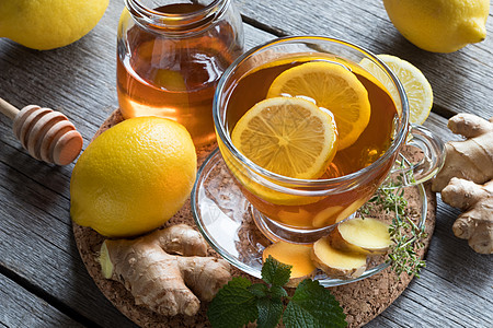 一杯含姜根 柠檬 梅莉萨和蜂蜜的茶图片