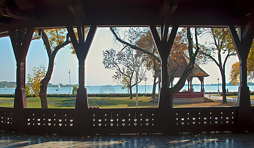 从公园和湖边的露天木木小屋图片