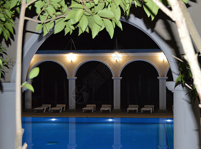 深夜的风景 在豪华的水池中 有柱形和拱门 反映在水中房子房间游泳蓝色地面奢华日光建筑学墙壁小屋图片