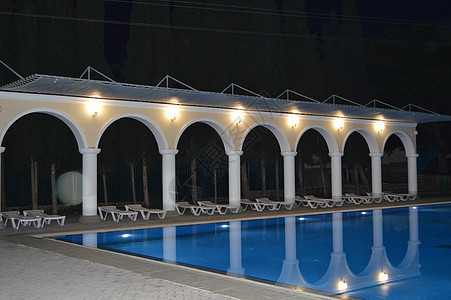 深夜的风景 在豪华的水池中 有柱形和拱门 反映在水中公寓地面闲暇温泉椅子墙壁奢华房子假期游泳图片