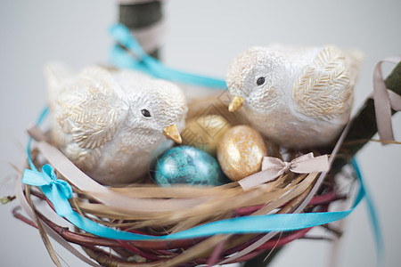 两只东鸟用鸡蛋筑巢金子风格装饰母亲丝带婴儿父亲手工贺卡蓝色图片
