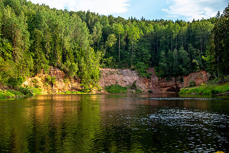 拉脱维亚有河流 悬崖和森林的景观爬坡远足旅行假期树木荒野瀑布公园峡谷木头图片