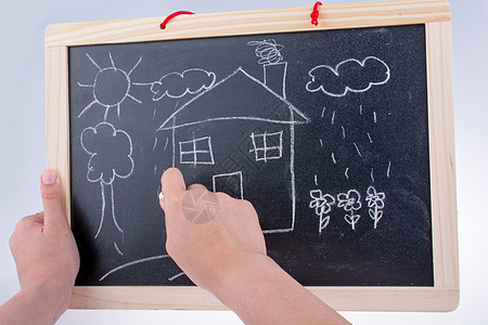 黑板上的手绘画项目黑色草图房子投资住房财产学校孩子教育背景图片
