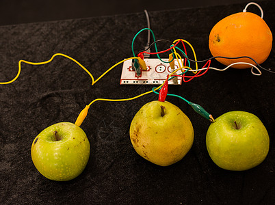 连接设备 苹果 橙子和梨子的电缆插头技术生物实验绳索电池科学生态食物电脑图片