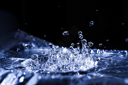 水滴飞溅在声膜上 空气中有很多水滴 高频声波 水云小滴 冻结的时间拍摄雨滴蓝色波纹环境流动气泡宏观活力运动液体图片