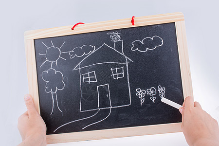 黑板上的手绘画金融木板学校粉笔孩子商业草图住房住宅投资背景图片