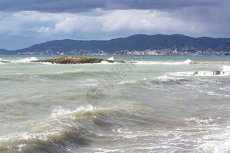 地中海暴风雨中的水面颜色运动冲浪沿海地平线力量天气支撑海浪风暴波浪图片