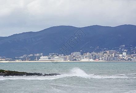 地中海暴风雨中的水面颜色海岸天空波浪支撑运动岩石风暴海洋海景地平线图片