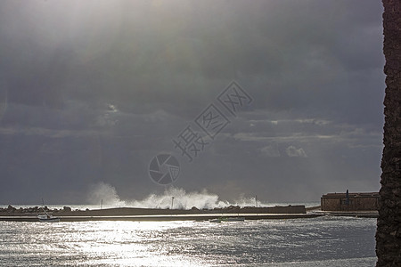 带码头的地中海海风岩石美丽冲浪天空支撑风暴蓝色泡沫力量海洋图片