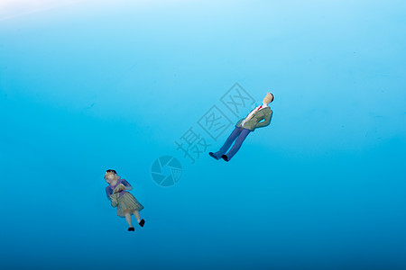 水中漂浮的小雕像旅行男人游泳工作塑像数字游客商务人士洪水背景图片