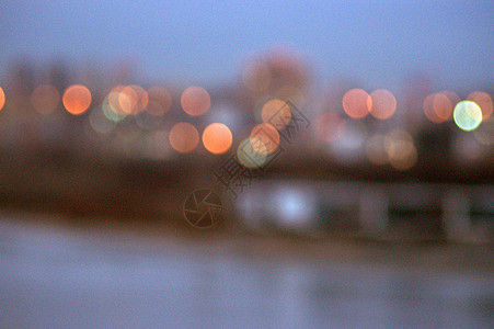 夜市的灯光模糊 被射去焦距 照片是在晚上拍摄的城市街道背景背景图片