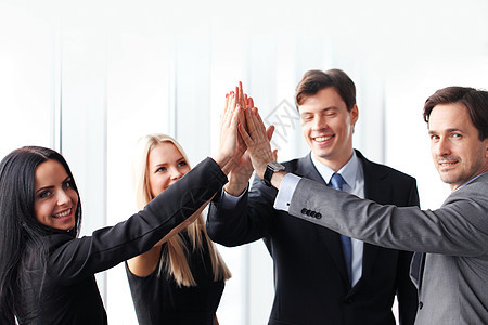 商业团队在办公室提供高五人优胜者伙伴庆典人士喜悦运气幸福快乐同事团体图片