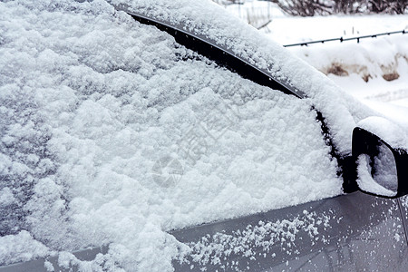 被批评城市降雪 车里有部分被雪覆盖汽车下雪天气车辆驾驶雪堆季节气候温度街道背景