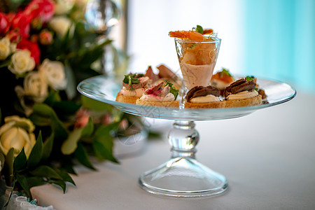 虾沙拉和三明治在盘子里零食玫瑰花朵奢华酒店婚礼点心营养鲜花玻璃图片