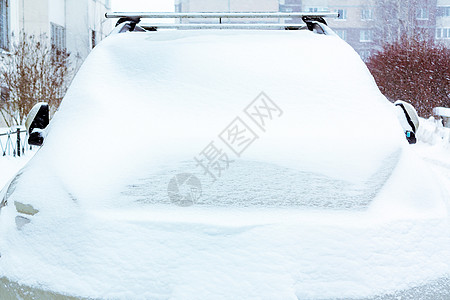 越野汽车雪落 前面的雪盖车背景