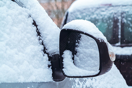 车被雪覆盖城市降雪 车里有部分被雪覆盖气候发动机季节汽车驾驶危险温度雪堆风暴下雪背景