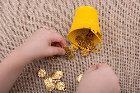 酒桶和纸布上有很多假金硬币金融财富金币经济金子概念金属现金银行业商业图片