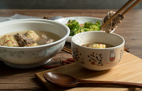 玉米猪肉汤 美味的中国菜酱油勺子浓汤厨师烹饪猪肉食物木头营养学美食图片