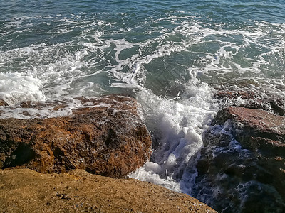 地中海海岸冲撞岩石的视角 海面与岩石的碰撞天空旅行森林海景泡沫支撑旅游海滩石头悬崖图片