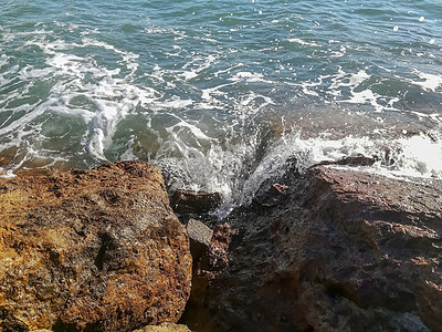 地中海海岸冲撞岩石的视角 海面与岩石的碰撞蓝色海浪天空支撑旅游天堂天气悬崖海滩海岸图片