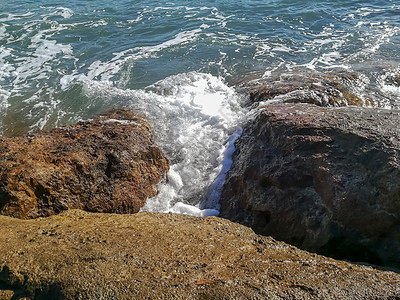 地中海海岸冲撞岩石的视角 海面与岩石的碰撞泡沫旅行天气支撑海岸海景悬崖海浪天空旅游图片