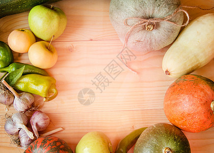 收获或感恩节背景 秋天水果和瓜子在生锈的木制桌上变体食物南瓜收藏菜园国家农业胡椒美食边界图片