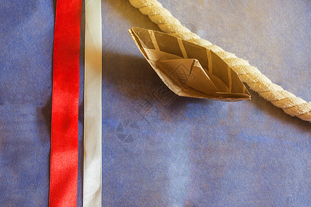 美国假日 蓝色背景和丝带装饰的快乐哥伦布日纸船 太阳能白色时间甲板绘画假期红色乐趣纸船日历问候语图片