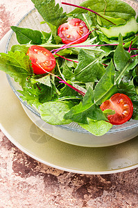 新鲜春沙拉叶子食品盘子沙拉饮食菠菜树叶桌子食物减肥图片