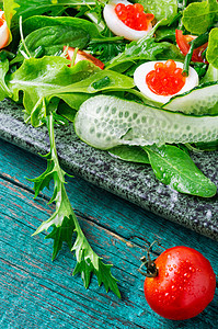 新鲜绿色沙拉食物饮食海鲜食品树叶菠菜草本植物黄瓜盘子桌子图片