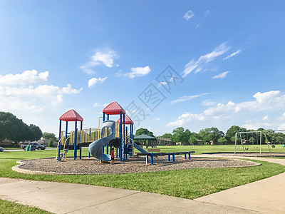 在美国得克萨斯州阳光明媚的日子 在公共游乐场跑的后视儿童学校塑料草地闲暇娱乐植物青年操场安全孩子们图片