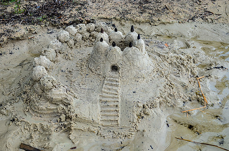 儿童在海滩上建造的沙沙城堡玩具孩子们操场童年旅行公园幼儿园沙箱热带支撑图片