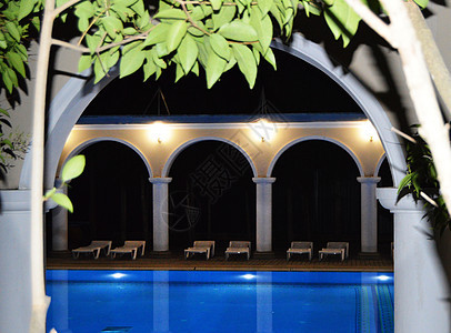 深夜的风景 在豪华的水池中 有柱形和拱门 反映在水中墙壁建筑学财产日光椅子游泳酒店地面房间房子图片