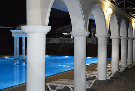 深夜的风景 在豪华的水池中 有柱形和拱门 反映在水中酒店温泉日光假期椅子墙壁奢华小屋反射房子图片
