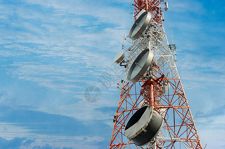 电塔天线 在晴空中卫星微波商业天空车站频率播送金属蓝色数据图片