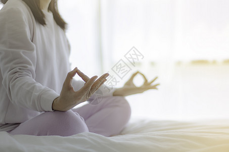 女人坐在床垫上的瑜伽上疼痛房间头脑冥想唤醒姿势女孩运动女士身体图片