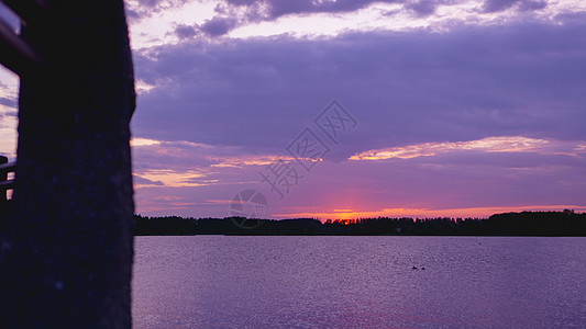紫紫色日落 天空下的黑海表面蓝色阳光太阳地平线橙子紫色海军旅行空气天堂图片
