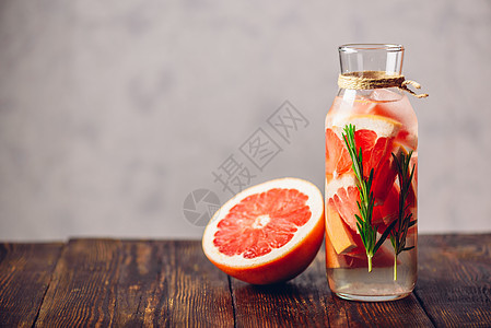 脱氧水加葡萄果和迷迭香水果柚子草本植物食物饮料苏打饮食清洁香料排毒图片