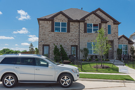 德克萨斯州达拉斯附近街上有汽车的新型模范房修剪房子财产奢华入口院子邻里车道家庭街道图片