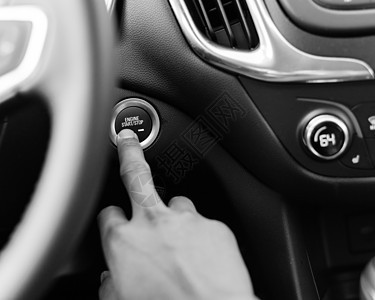 已过滤的图像手按下无密钥汽车上的启动停止按钮控制起动机奢华手指车辆圆圈男人力量技术运输图片