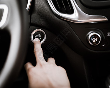 已过滤的图像手按下无密钥汽车上的启动停止按钮起动机运输手指入口力量引擎司机车辆钥匙奢华图片