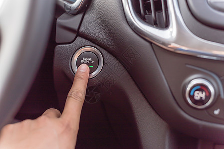 手按无键车的启动停止按钮运输圆圈控制车辆手指入口引擎男人技术司机图片