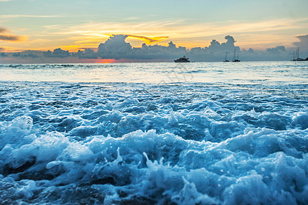辐射海滨日落天空地平线橙子假期海岸风景泡沫海洋蓝色旅行图片