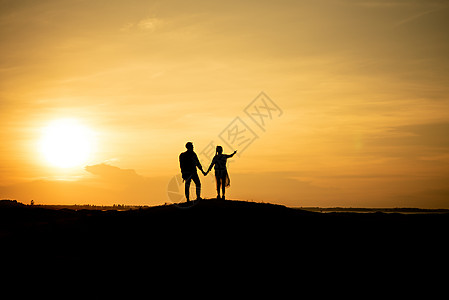 双环旅行者夫妇步行日落男人太阳旅行阳光女士幸福橙子天空女孩背景