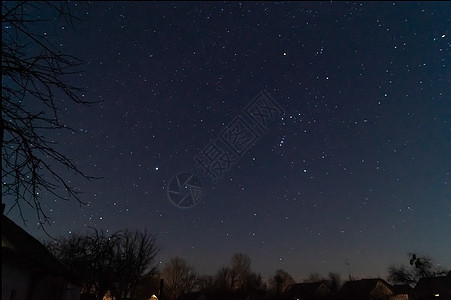 一幅Lend 暴露于低光照下的村庄和夜空的照片星光墙纸艺术星系科学蓝色黑暗乳白色望远镜天空图片