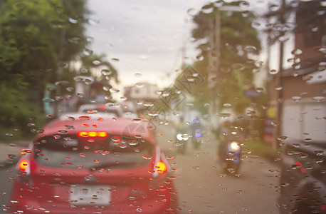 有雨滴的挡风玻璃在雨中行驶季节蓝色旅行驾驶交通汽车天气下雨玻璃速度图片