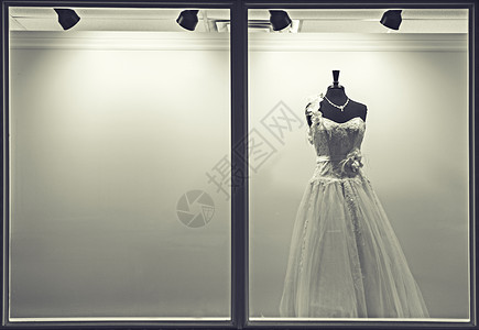 窗边的婚纱图片