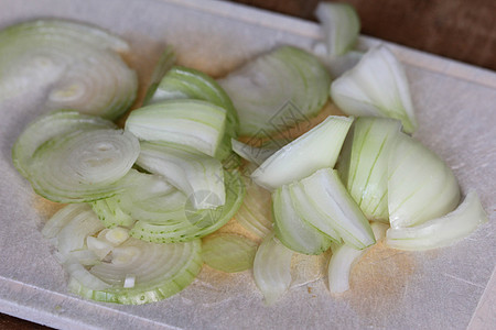 木本底白色切割板上的红洋葱的新鲜健康切开木头厨师桌子饮食营养家庭厨房蔬菜女士食谱图片