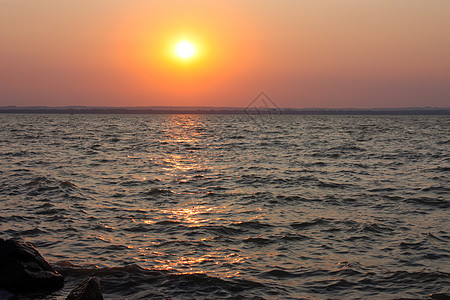 匈牙利巴拉顿湖上空的日落是生动的图片
