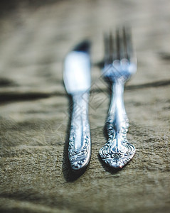 古老餐具刀和古董桌布叉桌子环境午餐菜单工具餐巾木头乡村餐厅食物图片