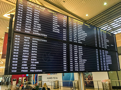 保加利亚索非亚 - 2019 年 7 月 15 日 在索非亚机场 2 号航站楼行走的乘客 “索非亚机场”EAD 是保加利亚最大国图片